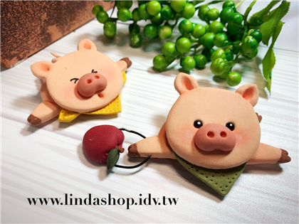 PIG005 粉紅豬磁鐵（綠色圍巾/黃色圍巾）