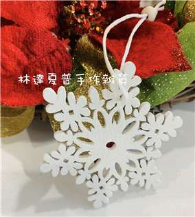 180000900163 木製雪花掛飾6.8cm