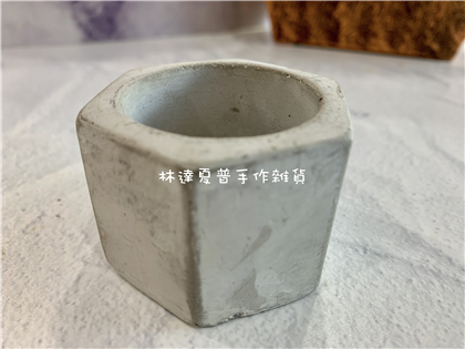 111010320888水泥盆寬5.5高4cm